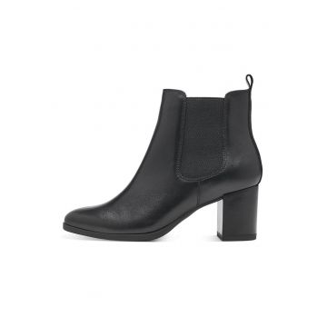 Botine de piele cu insertie textila