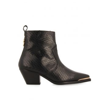Botine de piele cu toc cubanez si varf ascutit Botine de piele cu toc cubanez si varf ascutit